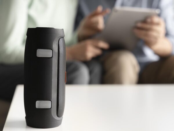 Caixa de som bluetooth funciona bem em ambientes amplos?