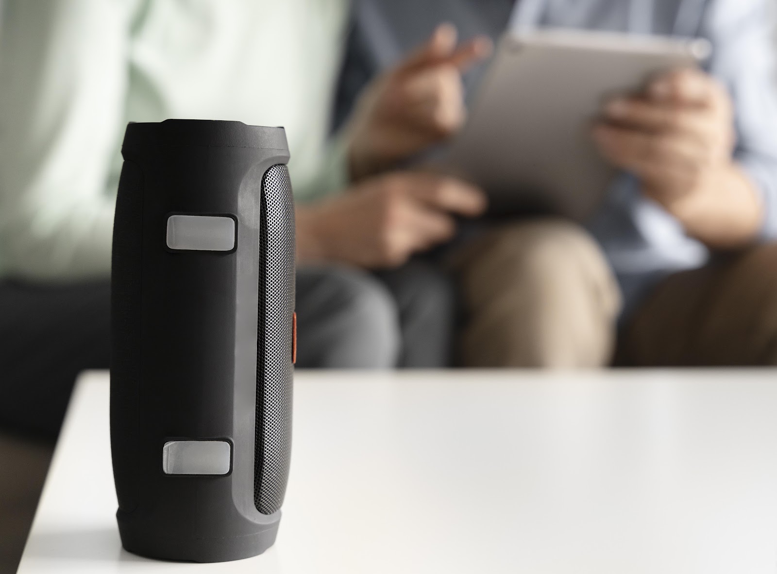 Caixa de som bluetooth funciona bem em ambientes amplos?