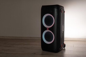 Caixa de som jbl grande profissional é indicada para quais ambientes?